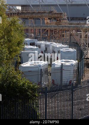 Magazzino per camper all'ombra del Northam Stand al St Mary's Stadium, Southampton, Hampshire, Regno Unito. Foto Stock