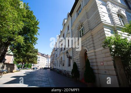 Splendidi edifici antichi, case storiche a Monaco, Lehel, case restaurate, vecchi edifici a Monaco, gotico Foto Stock