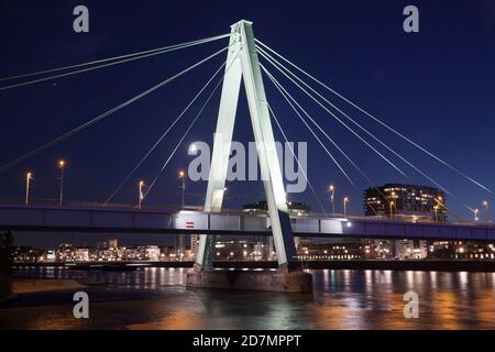 Il ponte Severins sul Reno, vista dal quartiere Deutz al Rheinauhport, Colonia, Germania. Die Severinsbruecke ueber den Rhein, Foto Stock