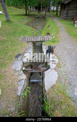 Canale di irrigazione tradizionale (waalweg) vicino a Sluderno (Schluderns) in Val Venosta (Vinschgau), Bolzano, Trentino-Alto Adige, Italia Foto Stock