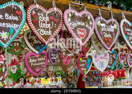 Vienna, Austria - 11.23.2019 : chiosco di dolci natalizi su un mercato invernale con colorati cuori di pan di zenzero Lebkuchen Foto Stock