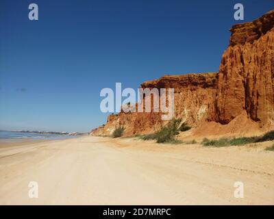 Idilliaca spiaggia paesaggio scogliera vicino Albufeira, Algarve (Portogallo) Foto Stock