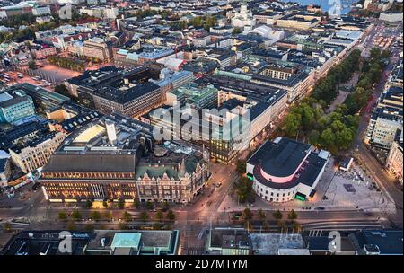 Helsinki, Finlandia - 5 ottobre 2020: Vista aerea del quartiere Kluuvi nel centro di Helsinki. Foto Stock
