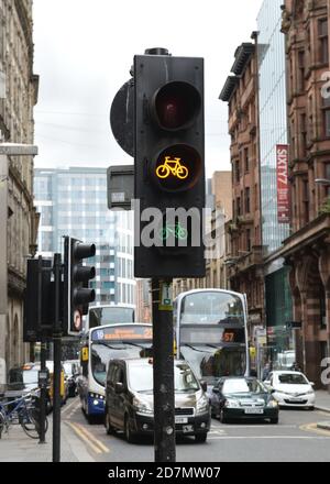 Semafori per la pista ciclabile che cambia colore su Hope Street, Glasgow, Scozia, UK Foto Stock