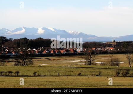 Troon, Ayrshire, Scozia, Regno Unito. La città di Troon si trova sulla Costa Ayrshire, con vista su un'isola innevata di Arran, presa da Dundonald Hill Foto Stock