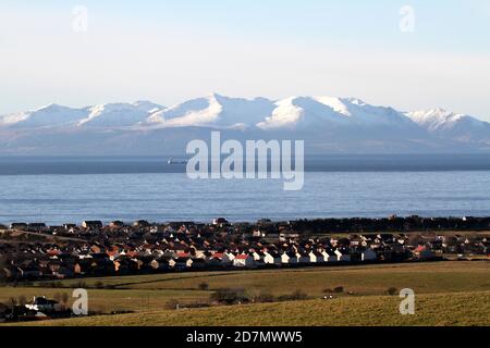 Troon, Ayrshire, Scozia, Regno Unito. La città di Troon si trova sulla Costa Ayrshire, con vista su un'isola innevata di Arran, presa da Dundonald Hill Foto Stock