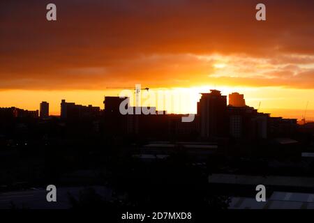 Gru a torre sopra Wellington Place, City Island e Bridgewater Place a Leeds all'alba Foto Stock