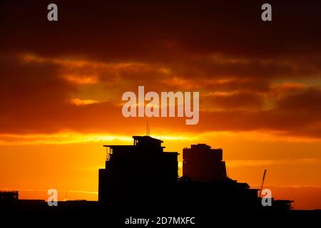 City Island e Bridgewater collocano le silhouette a Leeds durante l'alba Foto Stock