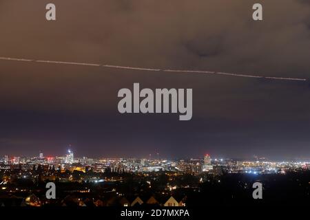 Percorsi leggeri di un aereo in avvicinamento finale a Leeds, West Yorkshire, Regno Unito Foto Stock