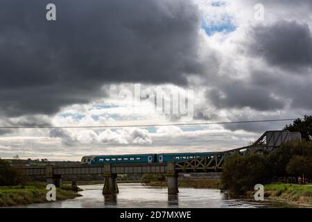 Un treno di trasporto per il Galles attraversa il fiume Towy ON Il Ponte Bianco vicino a Carmarthen Foto Stock