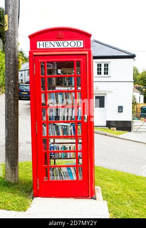 Biblioteca di villaggio in una scatola del telefono disusata, Cornovaglia, Inghilterra, Regno Unito. Foto Stock