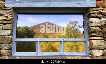 Peaks of Otter, Virginia, Blue Ridge Parkway, Stati Uniti. Vista di Sharp Top in autunno. Foto Stock