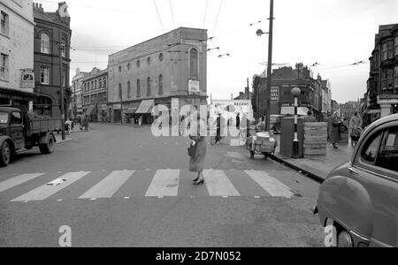 1957; Cardiff, da Mill Lane guardando verso Hayes, con il centro Citidal dell'Esercito della salvezza Foto Stock