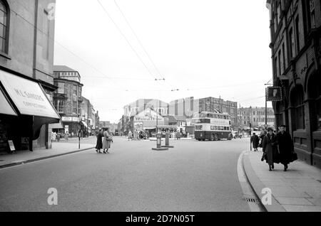 1957: Cardiff, The Hayes, guardando verso Hayes Bridge Road (a sinistra) e Mill Lane (a destra) Foto Stock