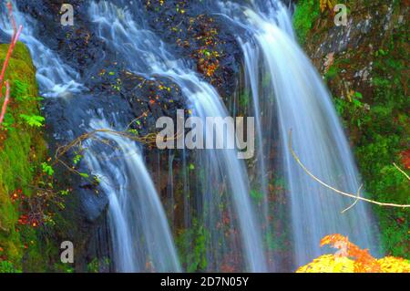 Mozzafiato - cascata - Sereno - Animali al gioco - Energia - Cristallo - non dimentichiamo - ricordo - Soldato soldato soldato soldato - papavero - esterno Foto Stock