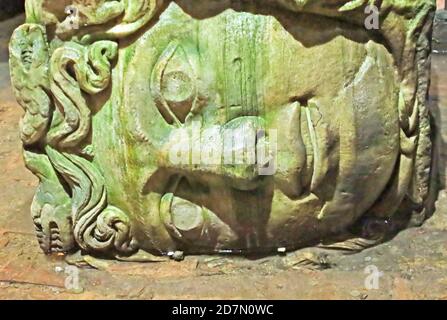 ISTANBUL, TURCHIA - 01 APRILE 2013: Le basi della colonna di Medusa nella Basilica Cisterna, Istanbul, Turchia Foto Stock