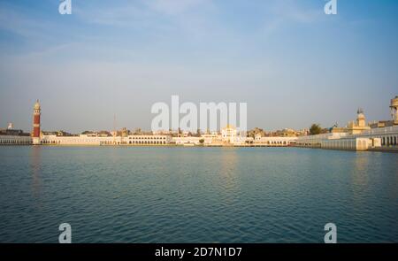 Bella vista di Gurudwara Tarn Taran Sahib, Amritsar, Punjab Foto Stock