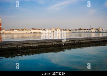 Bella vista di Gurudwara Tarn Taran Sahib, Amritsar, Punjab Foto Stock