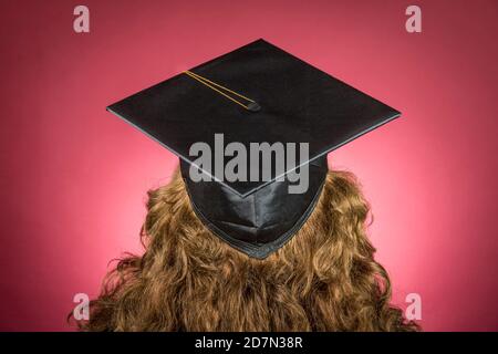Tappo graduato e dettaglio del nappino da dietro Foto Stock