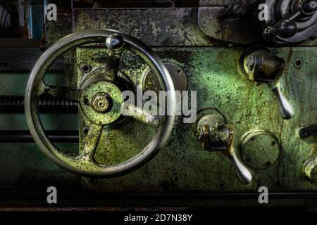 Dettagli dei controlli delle vecchie macchine industriali d'epoca Foto Stock