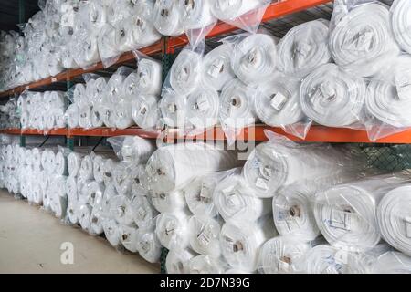 Rotoli di tessuto su scaffali di magazzino, Philadelphia, USA Foto Stock