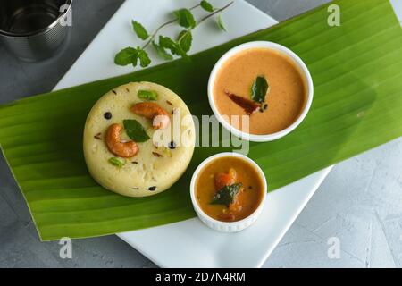 Kerala prima colazione cibo indiano del sud per la prima colazione in India. DOSA Idli puttu folle torta di riso cotto al vapore cibo upma appam pongal. Sri Lanka. Cibo Lankan Foto Stock