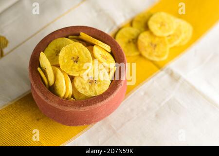 Bananine chips tè Kerala snack tempo, spuntini al forno per Onam festival. fatto in casa tradizionale Kerala snack. Foto Stock