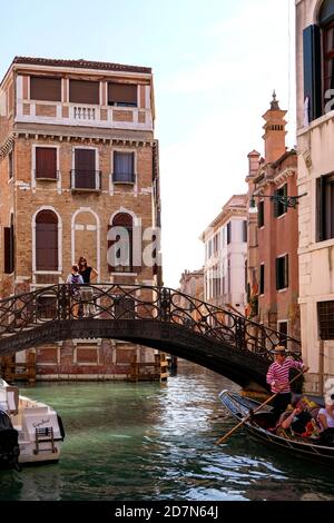 Vista classica veneziana con Palazzo vetta e Ponte dei Conzafelzi - Vista vuota bella e serena - Venezia, Veneto, Italia Foto Stock