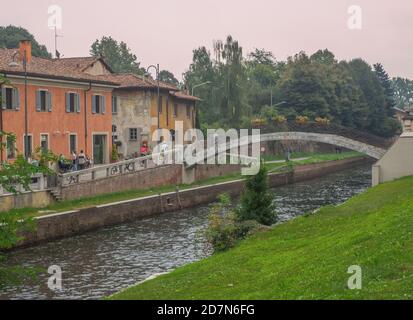 ponte e vecchie case coloniche sul Naviglio Grande nel Campagna lombarda nei pressi di Milano Foto Stock