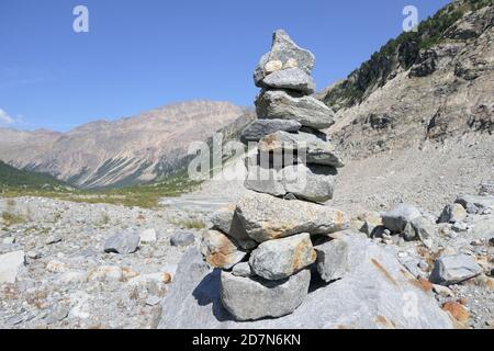 Un cairn o un mucchio di pietre nella valle glaciale Della catena del Bernina Foto Stock