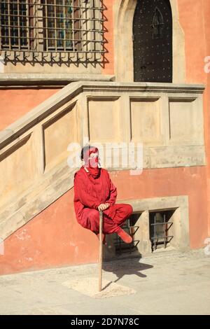 Un artista di strada che levita uno yogi in una giornata estiva Nella piazza del mercato di Wroclaw Foto Stock