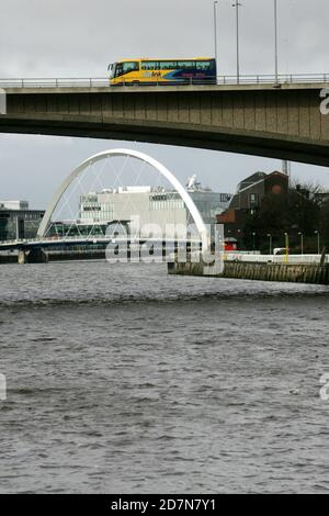 Glasgow, Lanarkshire, Scozia. Passeggiata sul fiume Clyde che mostra i numerosi ponti sul fiume, sia di fronte che di sotto. Un autobus di linea sul Ponte di Kngston con vista sul moderno e sinuoso ponte stradale Foto Stock