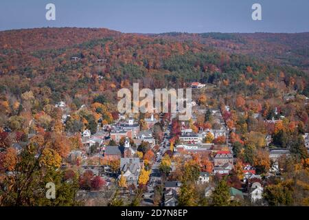 Si affaccia sulla piccola città di Milford, Pennsylvania, da una vista panoramica in una soleggiata giornata autunnale Foto Stock