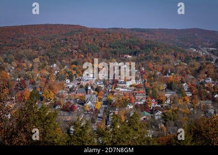 Si affaccia sulla piccola città di Milford, Pennsylvania, da una vista panoramica in una soleggiata giornata autunnale Foto Stock