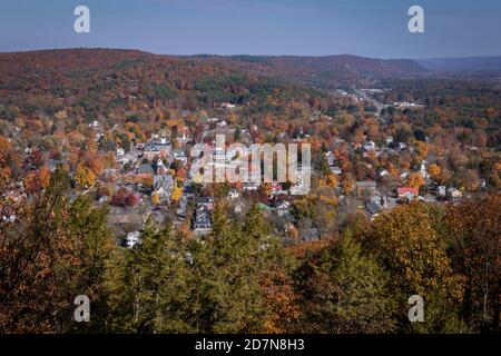 Si affaccia sulla piccola città di Milford, Pennsylvania, da una vista panoramica in una soleggiata giornata autunnale Foto Stock