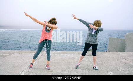 Donne che fanno ballare dab all'aperto Foto Stock
