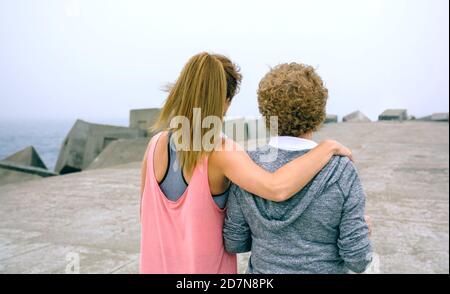 Donna anziana e giovane donna che cammina Foto Stock