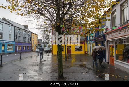 Listowel, Irlanda - 24 ottobre 2020: Strade piuttosto nella città di Listowel durante il secondo blocco nazionale a causa della pandemia di covid-19 Foto Stock