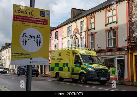 Listowel, Irlanda - 24 ottobre 2020: Ambulanza che guida attraverso strade piuttosto nella città di Listowel durante il 2 ° blocco nazionale a causa del covid-19 Foto Stock