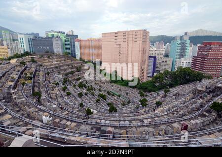 Cimitero permanente cinese di Tsuen WAN (荃灣華人永遠墳場), Hong Kong e adiacente area industriale Foto Stock