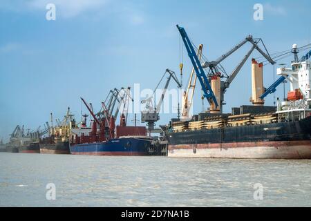 Kandla,20 agosto,2019 : navi straniere attraccate per il carico e lo scarico di carichi per l'esportazione e l'importazione a Deendayal Port Trust, Kandla, Kutch Gujarat, Foto Stock