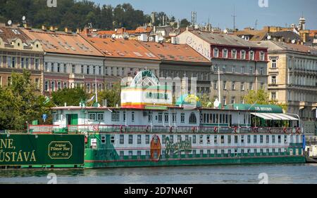 PRAGA, REPUBBLICA CECA - AGOSTO 2018: L'hotel galleggiante o "botel" Admiral sul fiume Moldava nel centro di Praga. Foto Stock