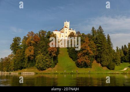 Trakoscan castello sul lago in Croazia su un soleggiato giorno d'autunno Foto Stock