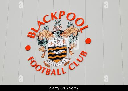 BLACKPOOL, INGHILTERRA. IL 24 OTTOBRE il badge Blackpool viene visto sullo stadio prima della partita Sky Bet League 1 tra Blackpool e MK Dons a Bloomfield Road, Blackpool, sabato 24 ottobre 2020. (Credit: Tim Markland | MI News) Credit: MI News & Sport /Alamy Live News Foto Stock