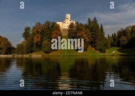 Trakoscan castello sul lago in Croazia su un soleggiato giorno d'autunno Foto Stock