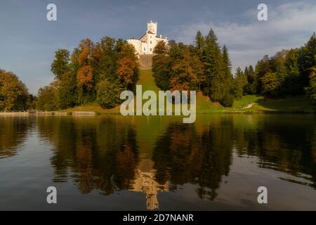 Trakoscan castello sul lago in Croazia su un soleggiato giorno d'autunno Foto Stock