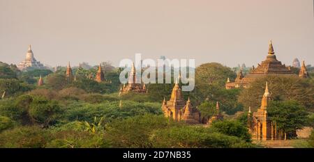 Vista dall'alto, splendida vista aerea della zona archeologica di Bagan al tramonto. Foto Stock