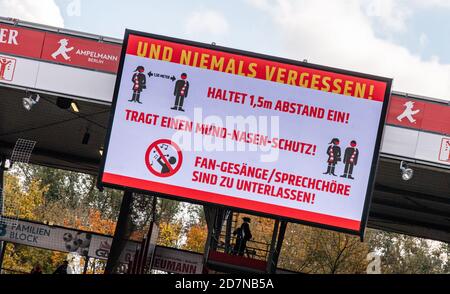 24 ottobre 2020, Berlino: Calcio: Bundesliga, 1 ° FC Union Berlino - SC Friburgo, 5 ° incontro, Stadion an der Alten Försterei. Lo schermo dello stadio mostra lettere: E non dimenticare mai! Mantenere una distanza di 1,5 m! Indossare una protezione per bocca e naso! Non è consentito cantare/cantare con la ventola! Foto: Andreas Gora/dpa - NOTA IMPORTANTE: In conformità con le norme del DFL Deutsche Fußball Liga e del DFB Deutscher Fußball-Bund, è vietato sfruttare o aver sfruttato nello stadio e/o nel gioco le fotografie scattate sotto forma di sequenze di immagini e/o serie di foto di tipo video. Foto Stock