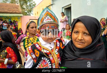 Ratnal,24,Agosto ,2019,: Primo piano di donna con bambino partecipare alla festa di Jammashtami in costume colorato e gioielli, Ratnal.Kutch Foto Stock