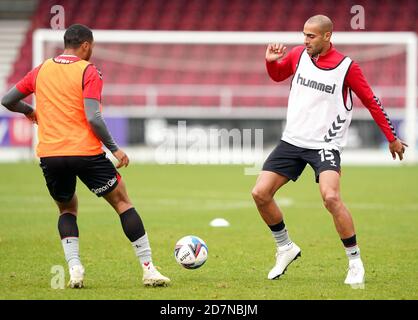 Darren Pratley di Charlton Athletic (a destra) si sta riscaldando prima della partita Sky Bet League One al PTS Academy Stadium di Northampton. Foto Stock